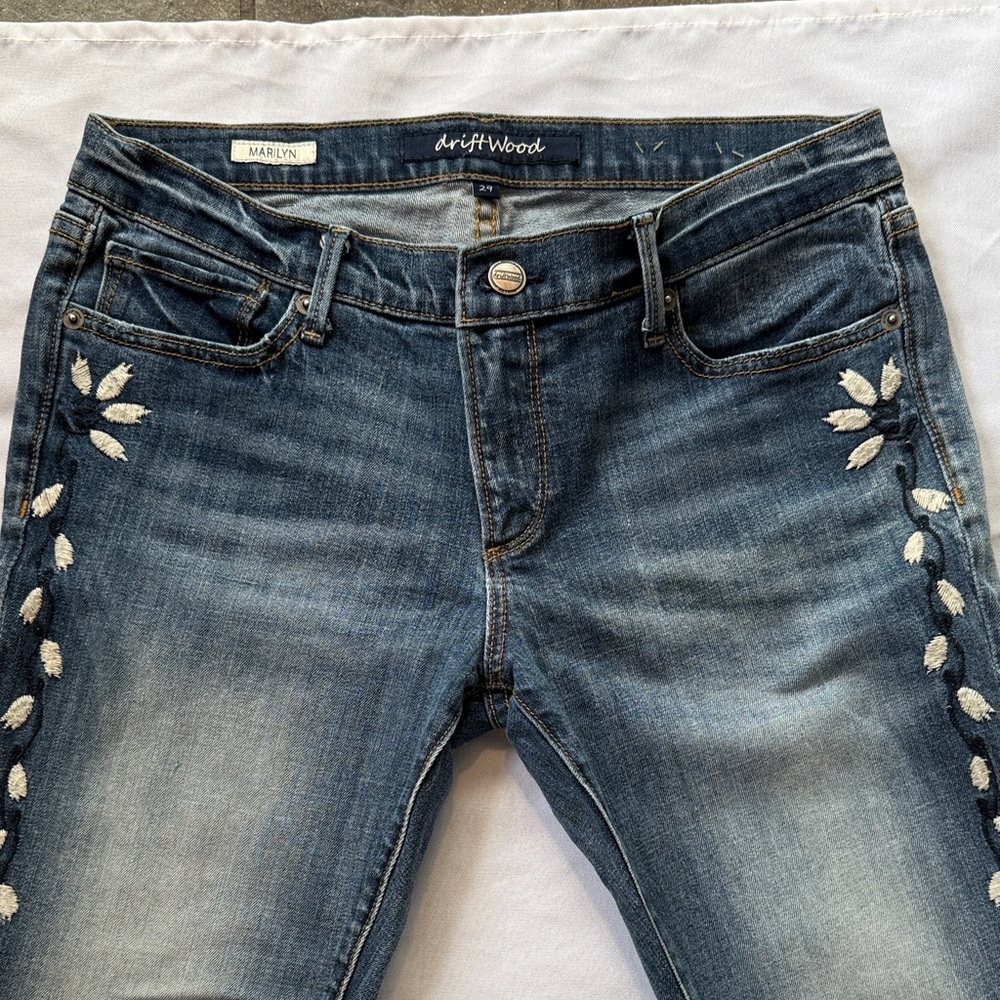 DRIFTWOOD MARILYN Straight leg jeans  with White Leaf Embroidery SZ 29